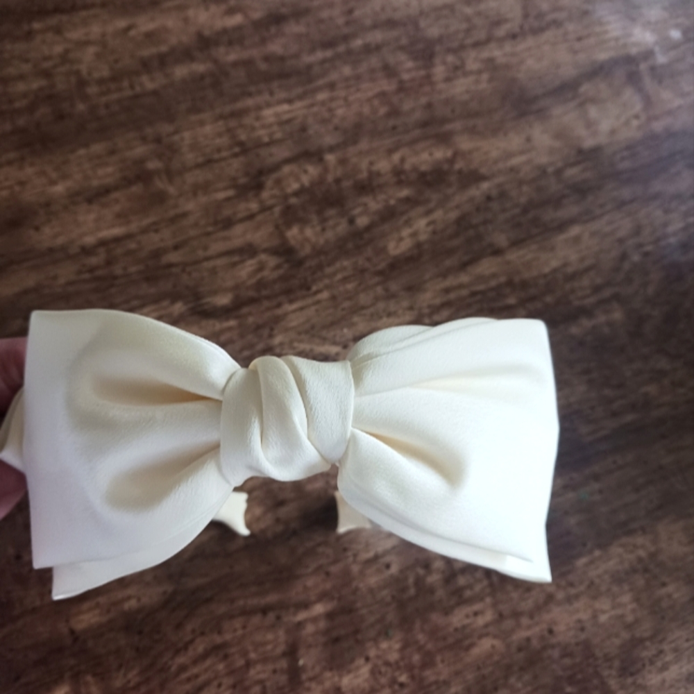 White bow tie headband (has not been worn)🎀 BRAND UNKNOWN